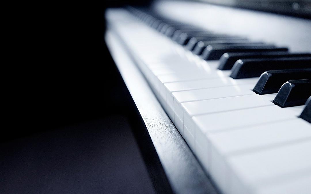 Apresentações ao vivo de pianistas às sextas, sábados e domingos no Shopping Curitiba