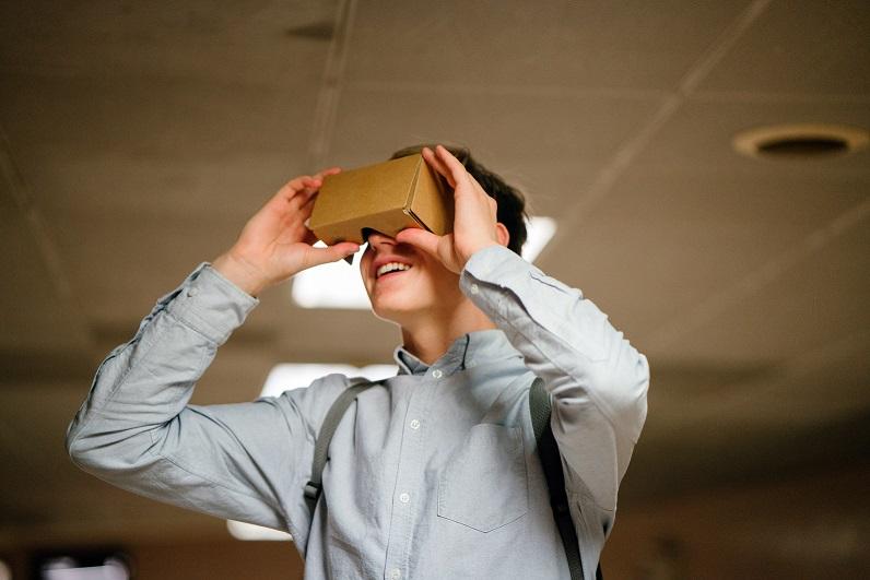 Estudantes de engenharia EAD contam com laboratórios em realidade virtual
