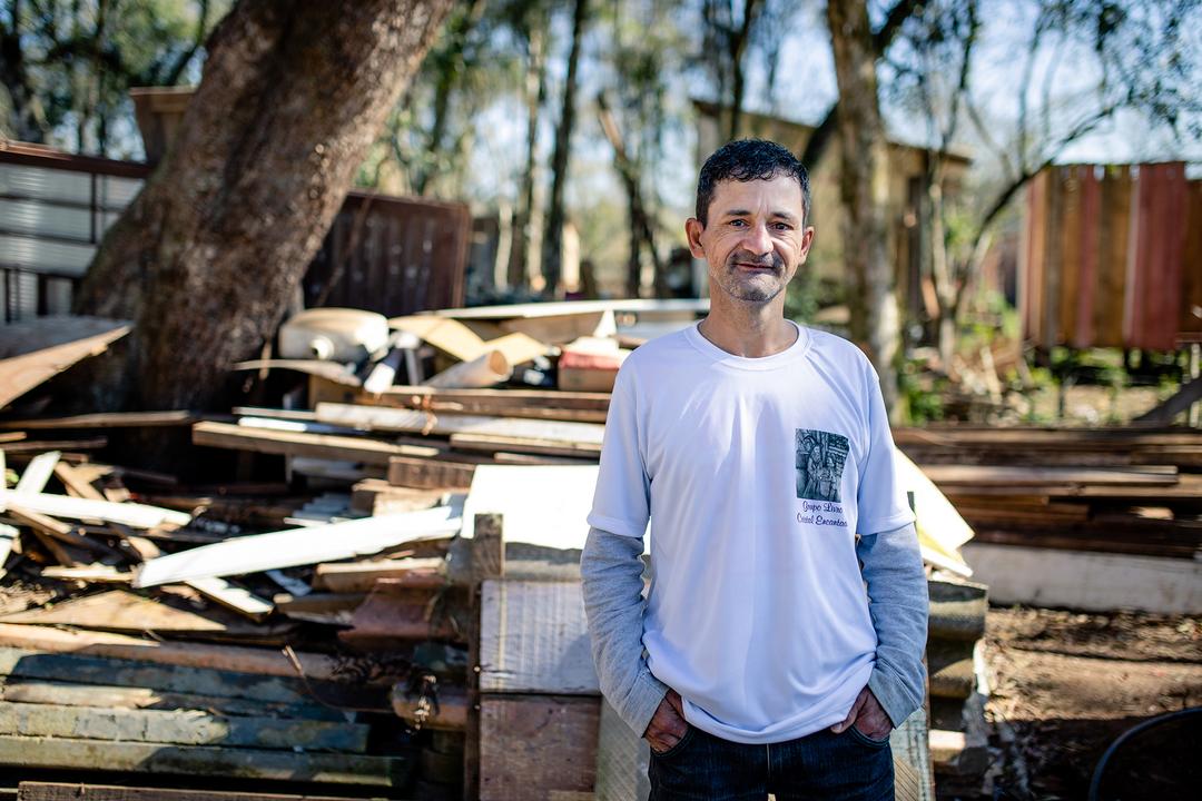 "Favela é potência": morador da periferia de Curitiba que escrevia história infantil em caderneta lança seu pr