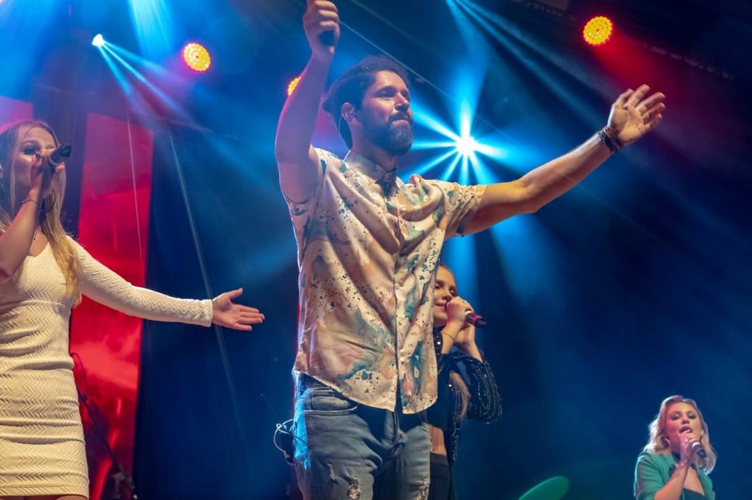 Curitiba recebe linda homenagem de Behort e convidados em show na Ópera de Arame