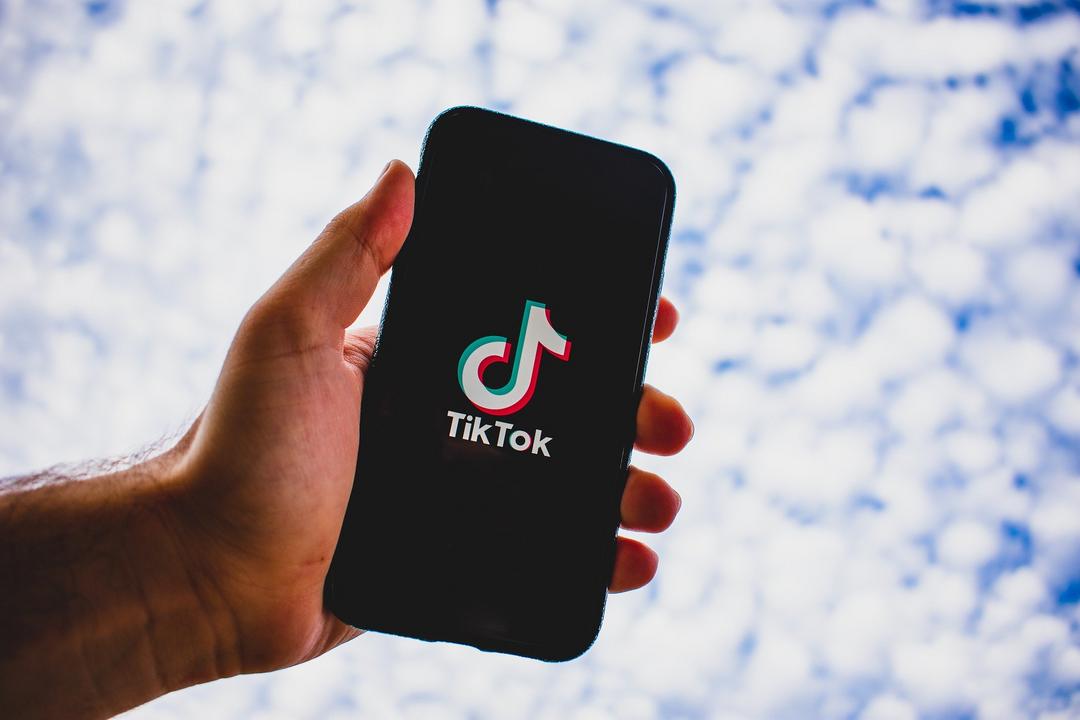 TikTok ajuda no desenvolvimento da fala em crianças e adolescentes
