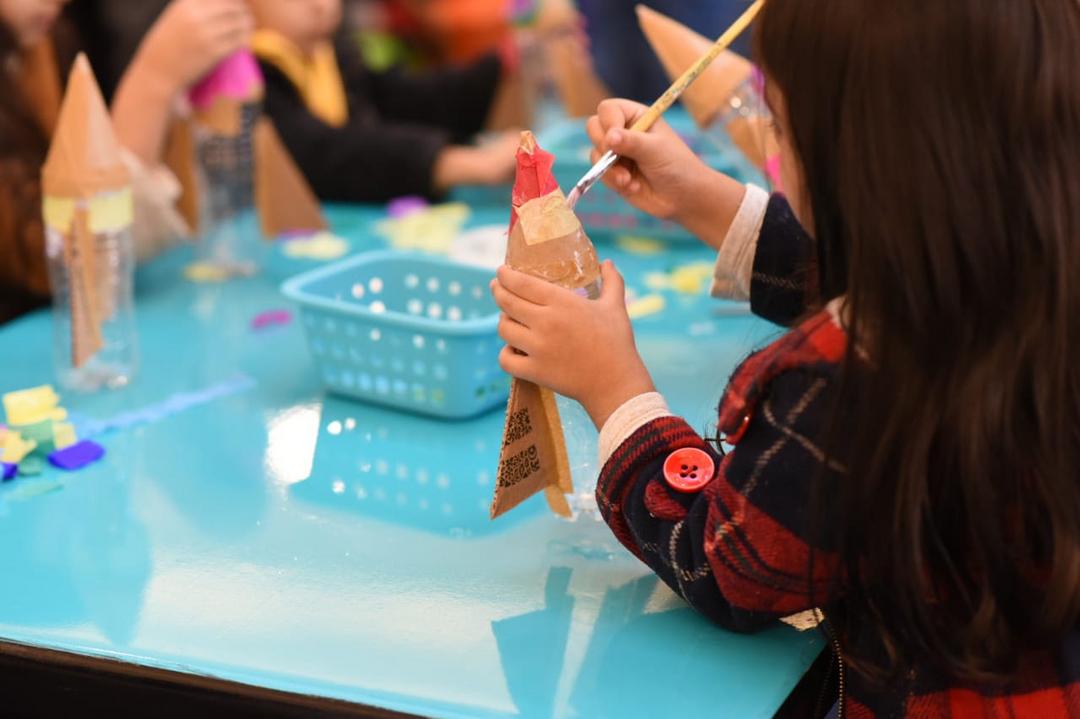 Oficinas criativas fazem as crianças soltar a imaginação durante as férias escolares