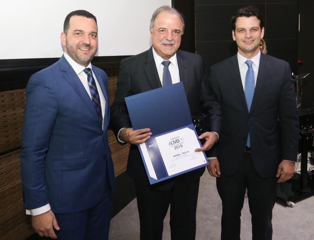 Aníbal Tacla recebe prêmio de Empresário do Ano