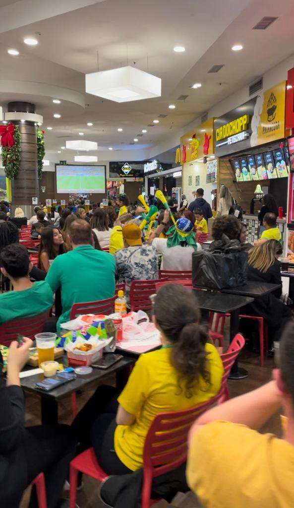 Telão na praça de alimentação exibe os jogos da Copa e chances em dobro na promoção do Ventura Shopping