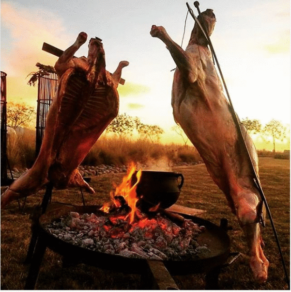Confraria especializada em churrasco na brasa inaugura em Curitiba