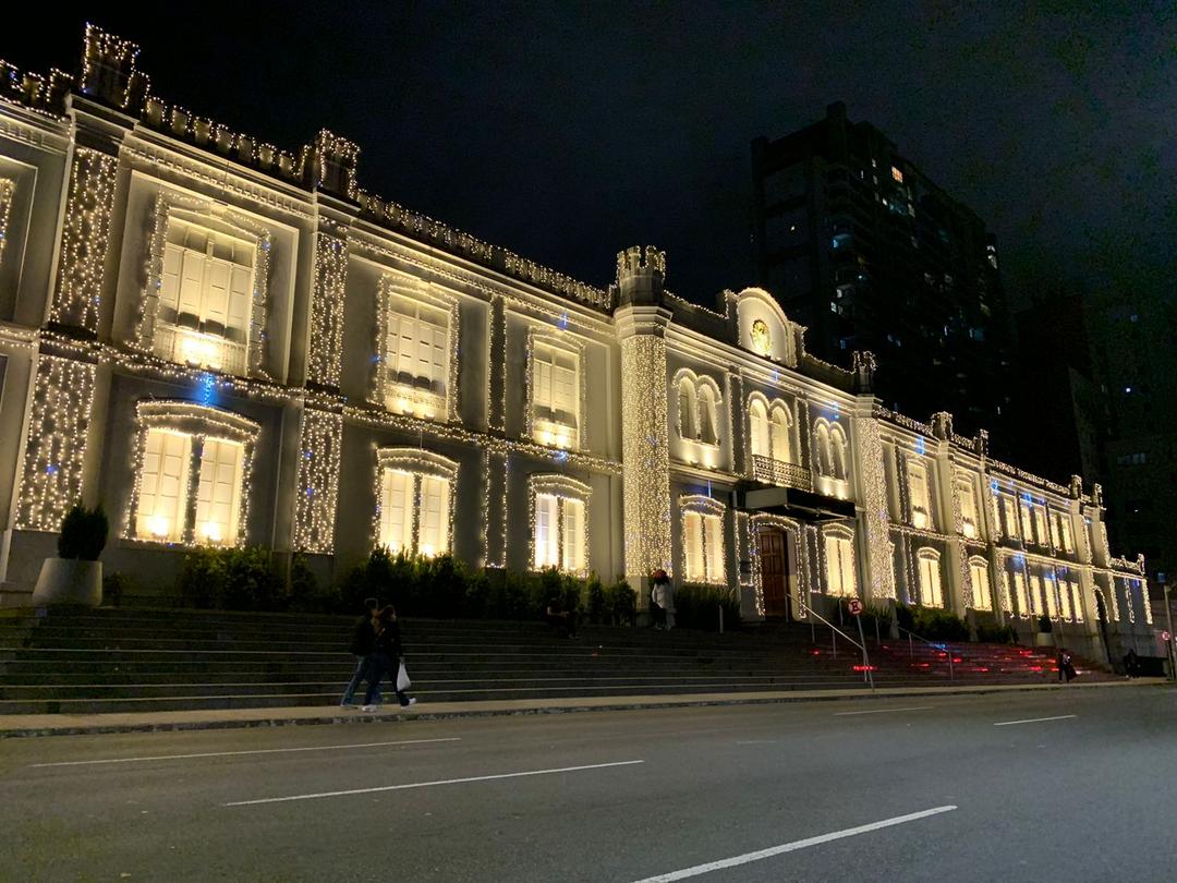 Shopping Curitiba inaugura decoração de Natal no sábado (30); fachada já está iluminada