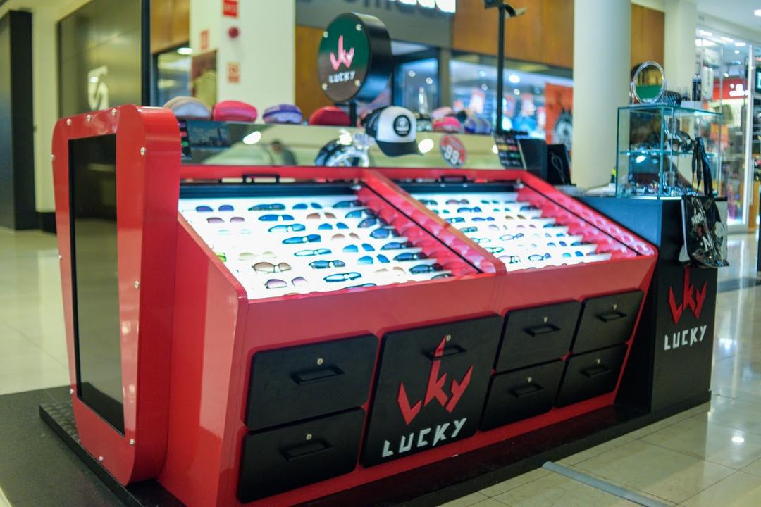 Com variedade de óculos e outros acessórios, Lucky inaugura loja no Shopping Curitiba