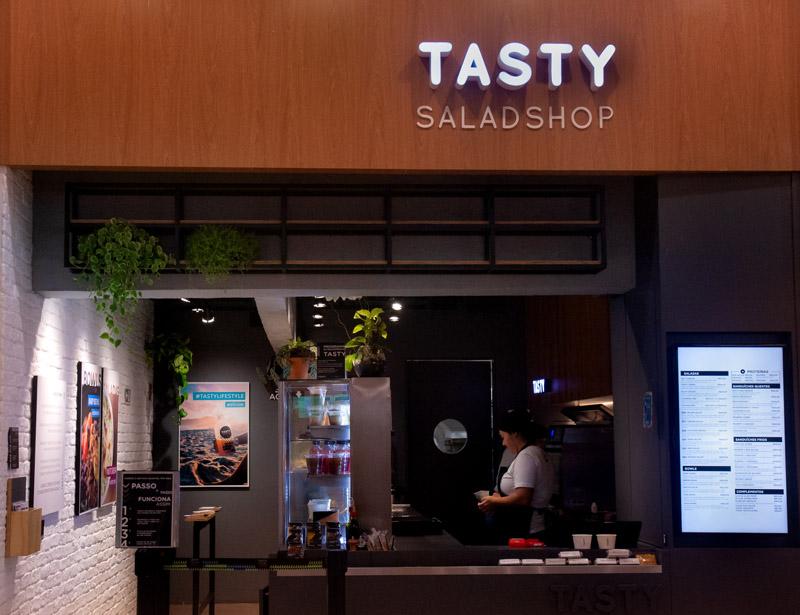 Nova unidade da TASTY Salad Shop tem projeto arquitetônico adaptado para espaço mais compacto