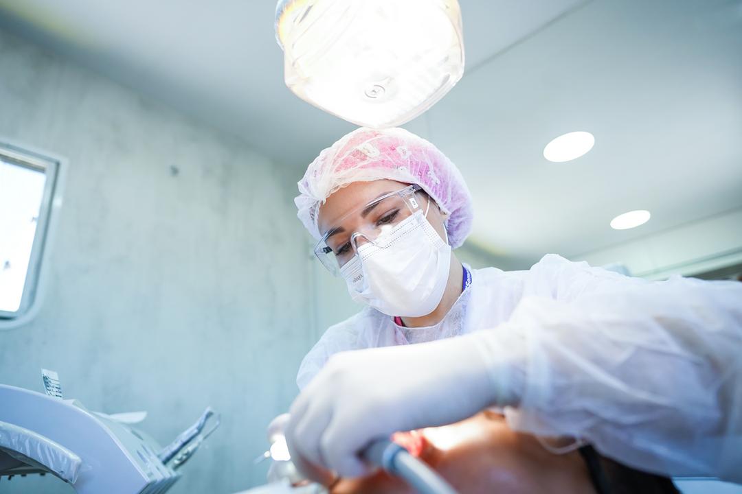 Pacientes com alinhadores transparentes têm melhor saúde bucal que com braquetes, diz pesquisa