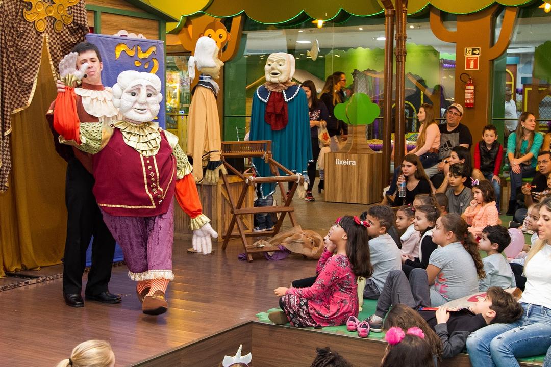 Adaptação da obra A roupa nova do Rei é encenada no palco do Faz de Conta
