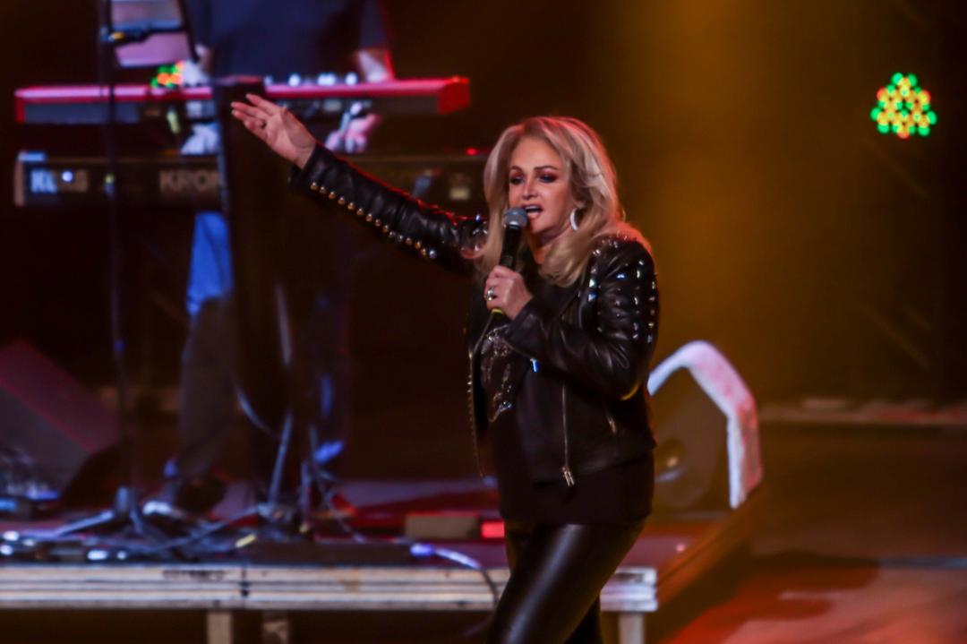 Bonnie Tyler emociona Curitiba com grandes clássicos da carreira