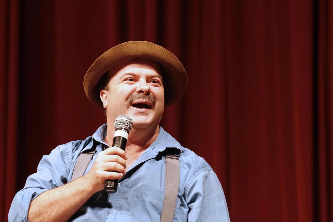 Aberta a venda de ingressos para Show de humor de Paulinho Mixaria em setembro no Teatro Positivo