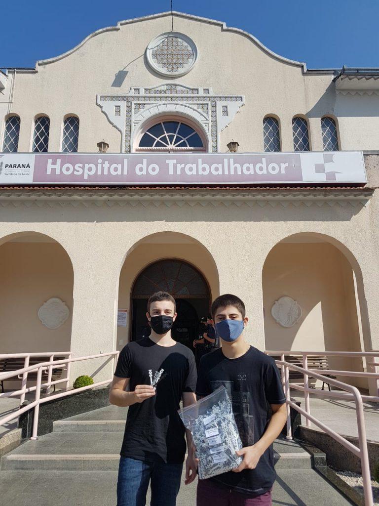 Jovens produzem e distribuem gratuitamente extensores de máscaras para ajudar profissionais de saúde