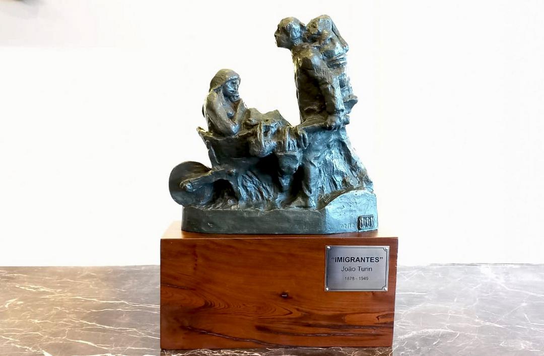 Família Lago faz doação de escultura de João Turin para o Consulado Geral da Itália em Curitiba