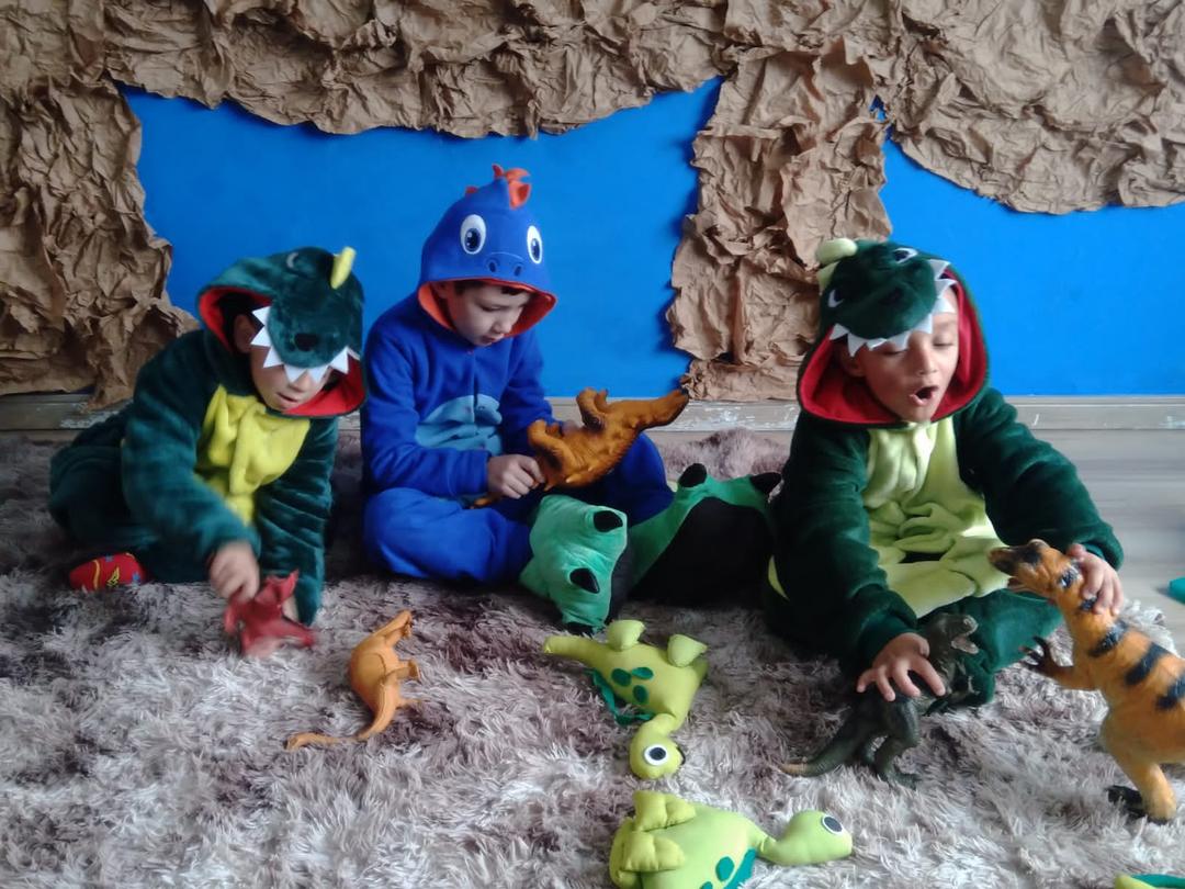 Escolas levam crianças para Era dos Dinossauros