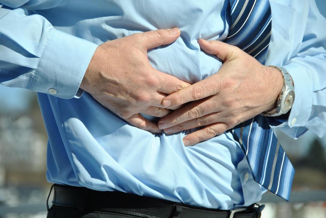 Dor nas costas ou dor pélvica pode ser sinal de problema renal
