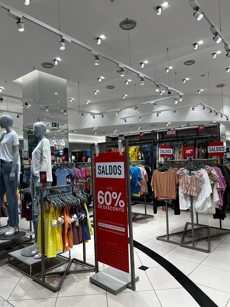 Liquidações em shopping de Curitiba chegam a 60% de desconto
