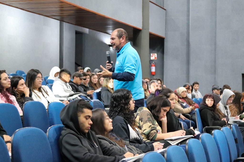 Teatro Guaíra recebe aulão gratuito sobre o Enem 