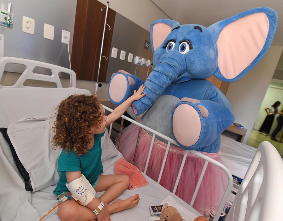 Juba e Eloá visitaram pacientes do Hospital Infantil de Londrina