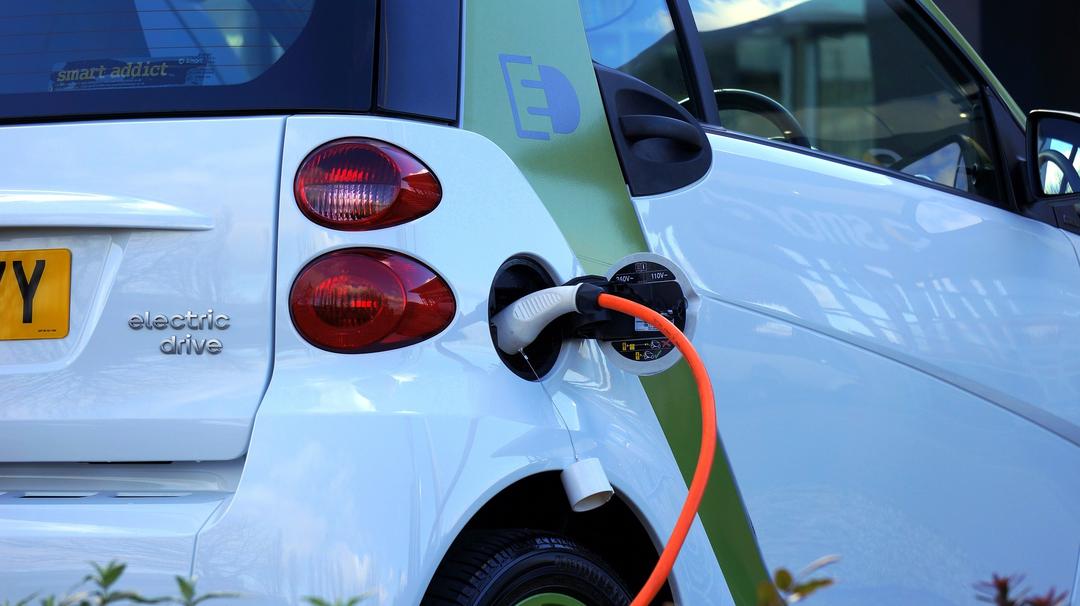 Projetos de Lei vão ampliar a possibilidade de comercialização de carros elétricos no Brasil e postos