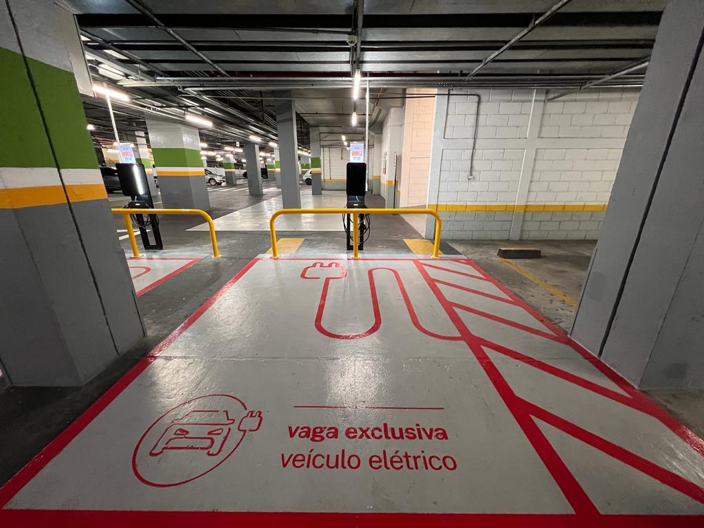 Shopping Curitiba inaugura vagas de estacionamento com recarga para carro elétrico   
