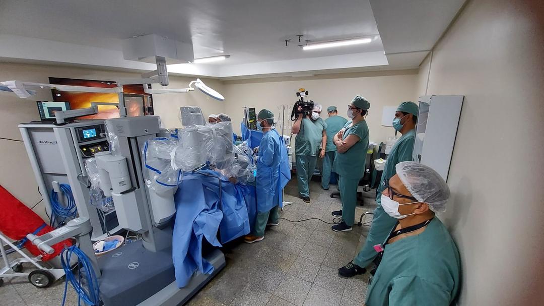 Pilar Hospital transmite cirurgia ao vivo para evento “Robô 24 Horas”