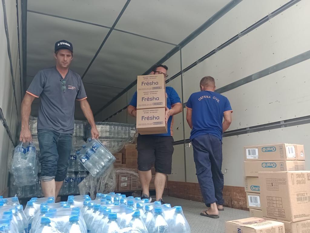 Rede de farmácias doa 5 toneladas de alimentos para atingidos pelas chuvas em Morretes