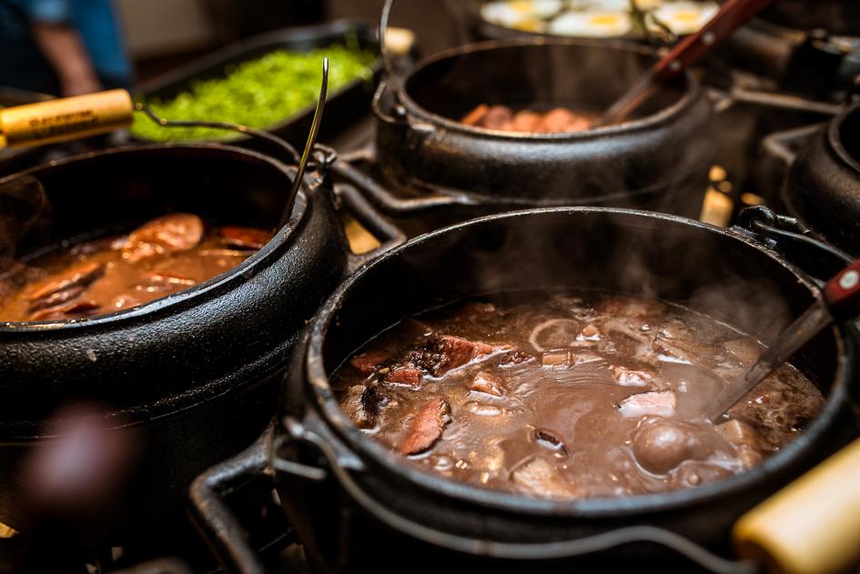 Feijoada Rayon passa a contar com open bar de caipirinha e música ao vivo