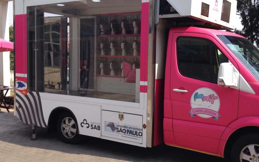 Caminhão para doação de cabelos faz parada em Curitiba