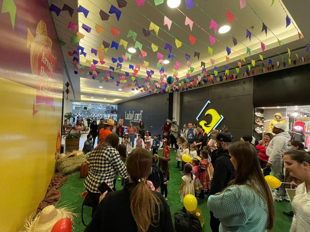 Shopping Curitiba terá arraiá infantil com show do grupo Tupi Pererê