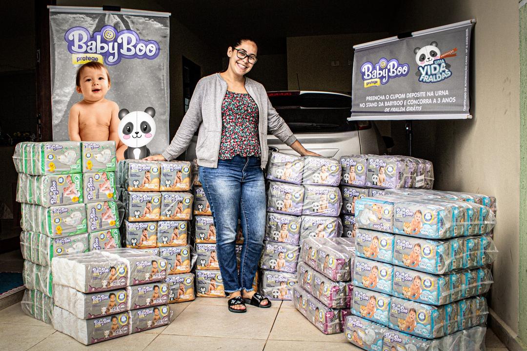 Baby Boo entrega “Uma vida de fraldas” para a ganhadora Ingrid Teixeira