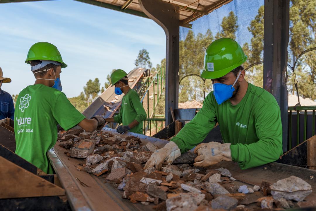 Empresa do Paraná recebe certificado de melhor usina de reciclagem de resíduos da construção civil do País