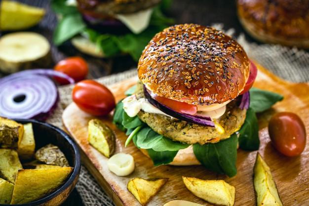 Dia do Hambúrguer: produtos vegetarianos e veganos ganham espaço na data