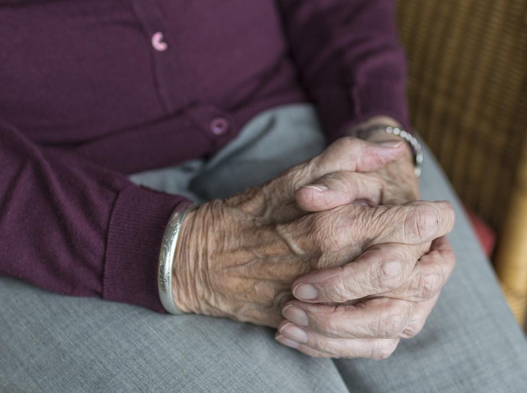 Pessoas com perda auditiva elevada estão mais vulneráveis à demência e ao Alzheimer