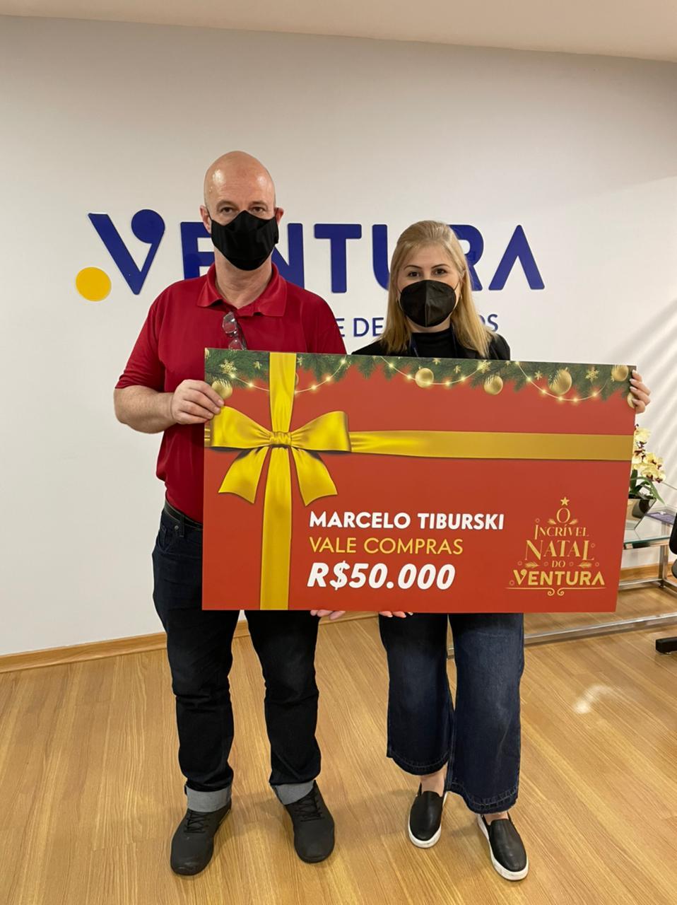 Ganhador da promoção de Natal do Ventura Shopping recebe R$ 50 mil em vales-compras