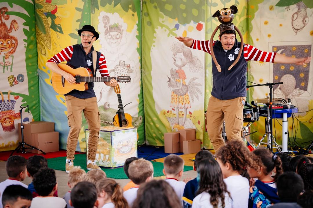 Espetáculo musical Bichos e Buchichos se torna o primeiro contato de crianças com Teatro
