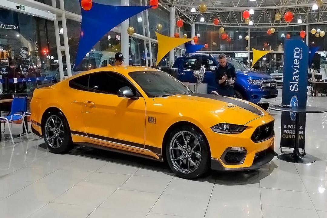 Ford Mustangs ocupam pontos turísticos curitibanos em ação social de apoio à FAS